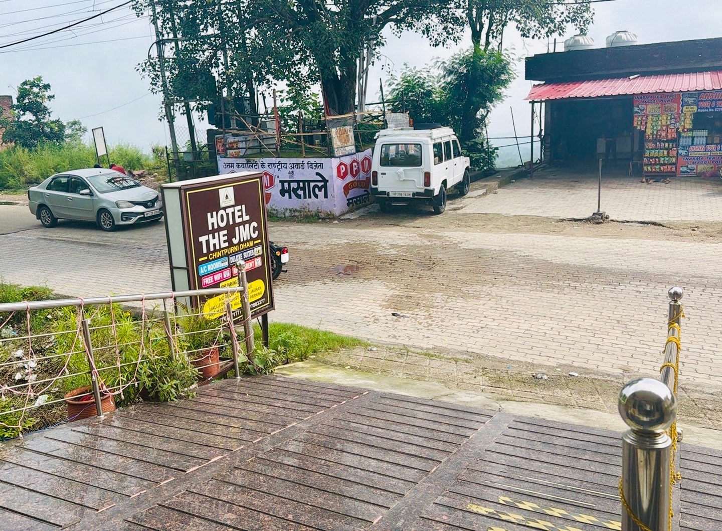 Hotel The JMC corridor with Warli art — Chintpurni Dham